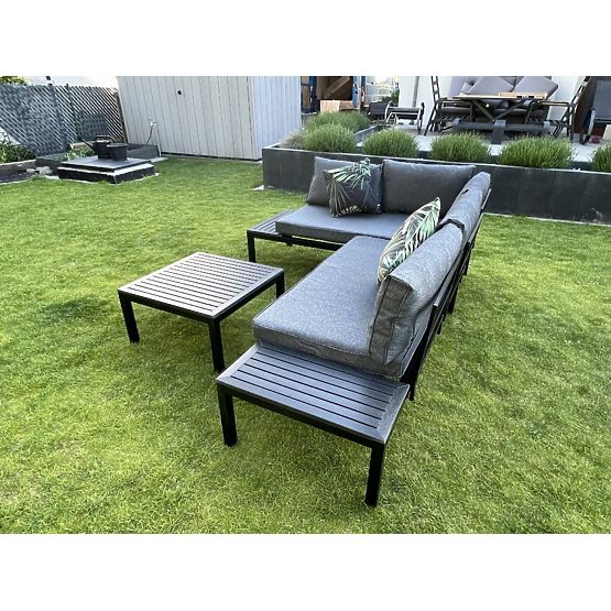 Eckiger Balkon Stahl Kaffeetisch 2 Sofas mit Armlehnen VENTO Schwarz