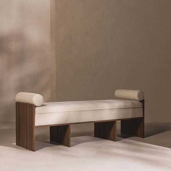 Gepolsterte Bank Loppo hellbeige, Bouclé, Nussbaum Wisconsin