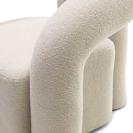 Gepolsterter Sessel Merry in Hellbeige, Bouclé, abgerundete Form
