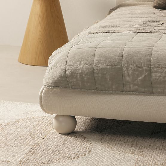 Gepolstertes Bett Booli 160x200 cm, mit Lattenrost, Kugelbeine, hellbeige