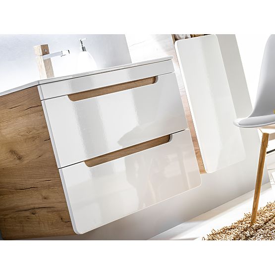 Hoher Schrank mit 2 Türen