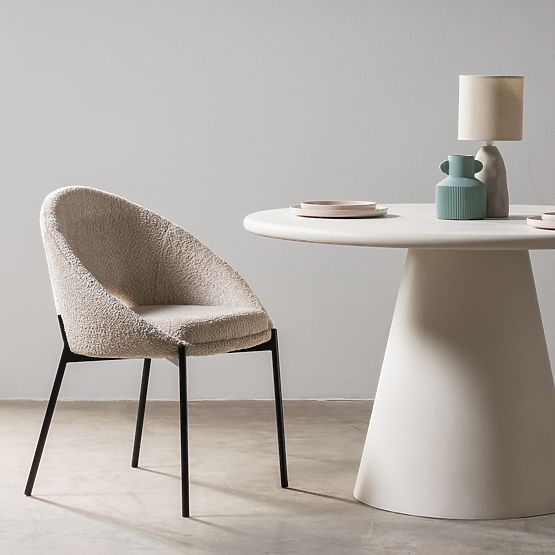 Stuhl mit Öffnung in der Rückenlehne Luigi beige/schwarze Beine