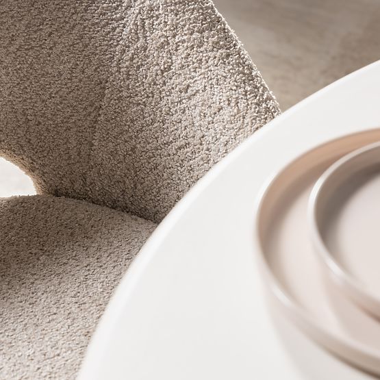 Stuhl mit Öffnung in der Rückenlehne Luigi beige/schwarze Beine