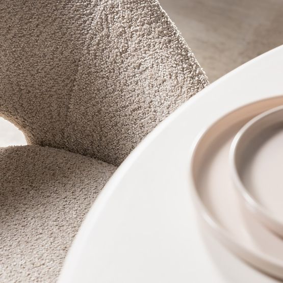 Stuhl mit Öffnung in der Rückenlehne Luigi beige/schwarze Beine