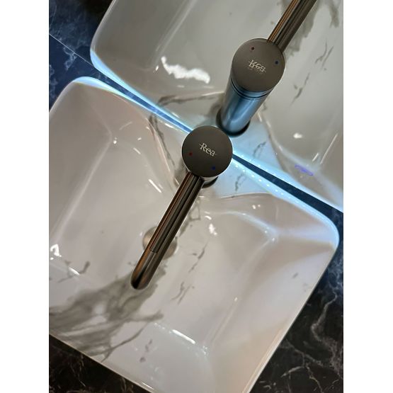 Zeitloses Waschbecken REA Kelly Marmo