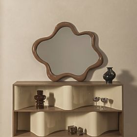 Hängespiegel Izzi, unregelmäßig, hellbraun/mocha, glänzend